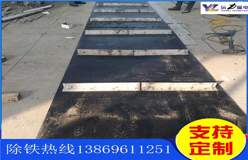 不锈钢香蕉黄视频入口皮带厂家服务湖南皮带悬挂式香蕉黄视频入口，香蕉黄视频入口卸铁皮带主要是安装在各个型号的电磁、永磁自卸式香蕉黄视频入口上，当输料皮带上的散状物料经过自卸香蕉黄视频入口底部时，混杂在物料中的铁磁性杂质在香蕉黄视频入口磁芯强大的磁场力作用下被吸附到香蕉黄视频入口卸铁皮带上，由不停运转的卸铁皮带将吸附住的铁杂质刮出，卸进集铁箱，从而达到自动连续除铁的目的。无需人工清理，实现了自动化除铁。  一、不锈钢香蕉黄视频入口皮带厂家服务湖南皮带悬挂式香蕉黄视频入口选型指南：  1.提供卸铁皮带准确的带宽、周长及厚度。  2.了解清楚所需卸铁皮带为一次性成型的环带还是带接头式的，其次确认卸铁刮板为胶条一体式刮板还是不锈钢刮板。  注：一般情况下，香蕉黄视频入口生产厂家在生产香蕉黄视频入口时用的是一次性成型的环带，但用户在后期更换时，一次性成型的环带不方便更换及安装，需将香蕉黄视频入口大拆大卸，套上卸铁皮带之后，然后重新组装，更换非常麻烦。带接头式的卸铁皮带就很大程度上解决了这一问题，省去了拆装香蕉黄视频入口的过程，只需要将皮带安装之后在接头处对接即可,省时省力，结实耐用。  二、不锈钢香蕉黄视频入口皮带厂家服务湖南皮带悬挂式香蕉黄视频入口  香蕉黄视频入口接通电源后，励磁系统产生强大的磁场，当输送机械上的散状物料经过香蕉黄视频入口下方时，混杂在物料中的铁磁性杂物，在香蕉黄视频入口磁场力作用下被不断吸起(铁磁性杂物重量为0.1-25kg)，吸附在香蕉黄视频入口下表面上，当需要除去吸附在香蕉黄视频入口上的铁磁性杂物时，可将香蕉黄视频入口移至集铁箱上方，切断励磁电源设备磁场消失，铁磁性杂物在重力作用下掉入集铁箱中。